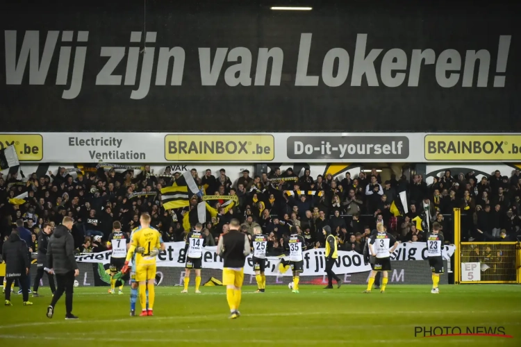 Opvallend: spelers Sporting Lokeren gingen na de wedstrijd meteen naar binnen, maar kwamen daarna terug het veld op