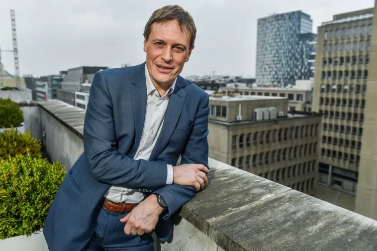 Van Eetvelt schrok zich een hoedje toen hij alle spelers op de loonlijst zag: "We moeten terug naar een kern met 24 à 26 spelers"