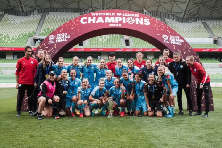 🎥 Hier werd wel nog gevoetbald: Melbourne City pakt de titel in een leeg stadion