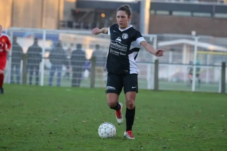 Speelster Eendracht Aalst hangt voetbalschoenen aan de haak na zware knieblessure
