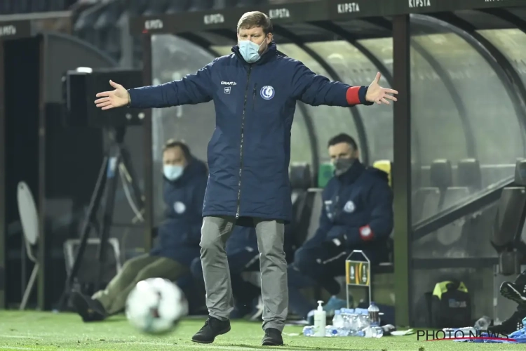 KAA Gent-speler deelt ondanks vliegverbod op de club beelden vanop Zaventem, Hein Vanhaezebrouck reageert gepikeerd: "Heel dom"