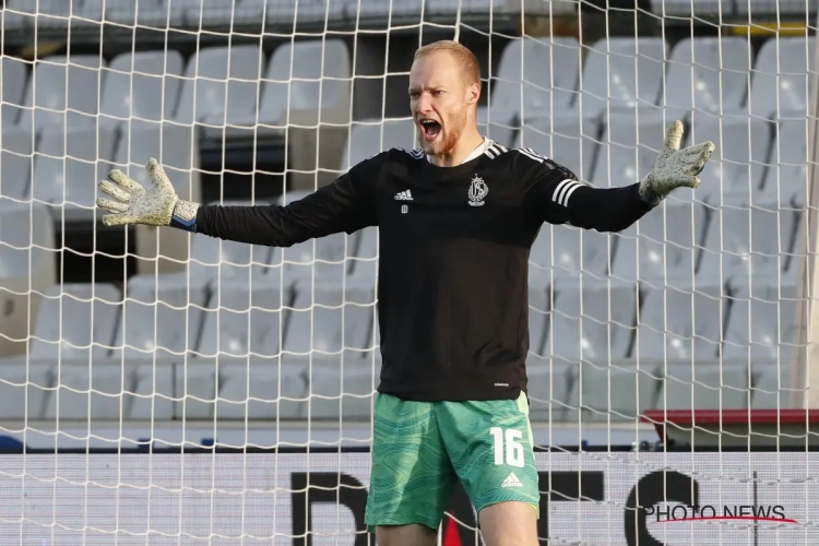 "Een Belgische grap" - Arnaud Bodart over waarom hij in trainingsoutfit de match tegen Cercle moest spelen