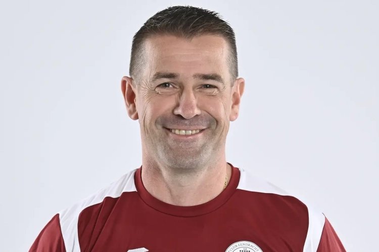 Coach uit Super League houdt eer aan zichzelf: "Niet meer mogelijk verder te werken met directie"