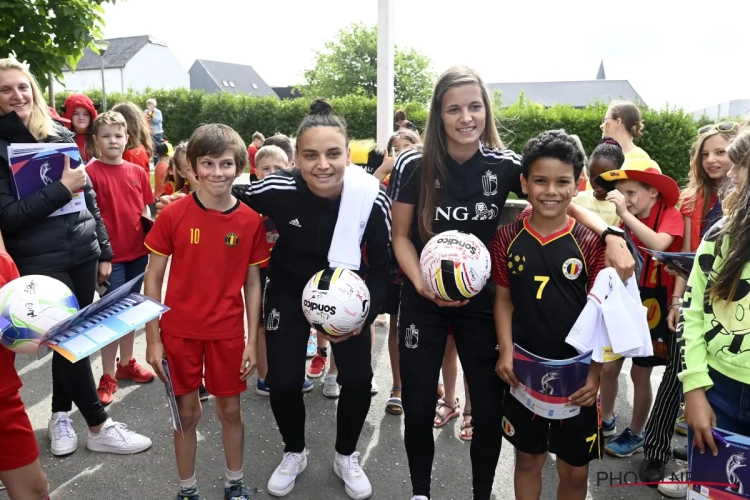 📷 Vlammen naar het EK: Flames bezoeken scholen om fans wakker te maken voor EK