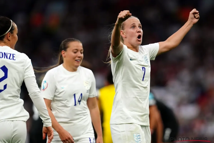 Engeland opent EK in stijl: heerlijk doelpunt beslist wedstrijd in uitverkocht Old Trafford
