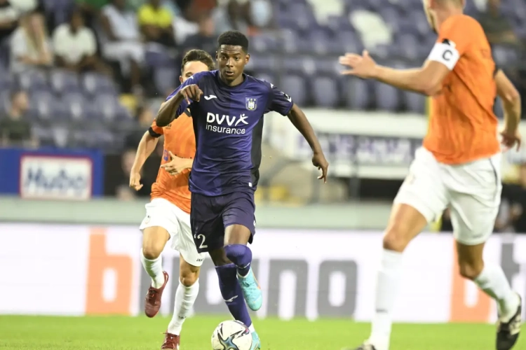 Wat is er aan de hand met jongeling van Anderlecht die telkens uitblinkt voor zijn land, maar geen progressie lijkt te maken