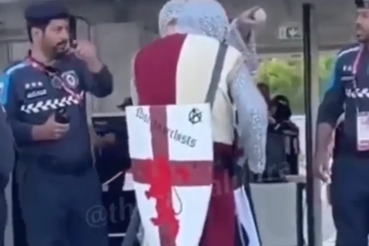š„ Engelse fans, verkleed als kruisvaarders, geraken niet al te ver (en dat hadden ze wel kunnen verwachten)