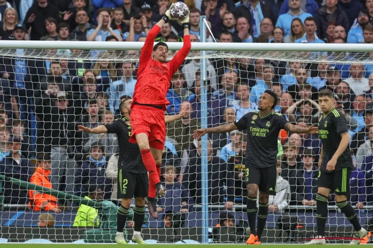 Moet Courtois plots voor zijn plaats vrezen? 'Real Madrid twijfelt aan toekomst en denkt eraan om (zware) concurrentie voor Rode Duivel te halen'