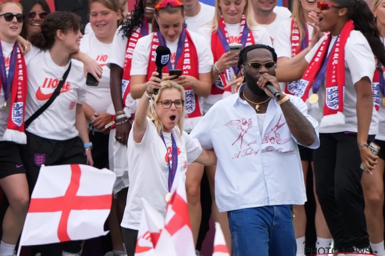 🎥 Engeland krijgt eerbetoon voor 65.000 supporters: bondscoach Wiegman gaat helemaal los met favoriete artiest