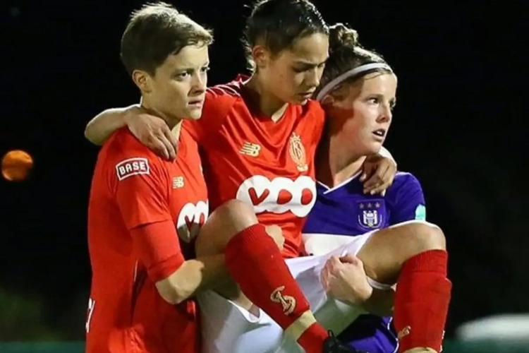 Prachtig gebaar van sportiviteit: speelster Anderlecht draagt speelster Standard van het veld na blessure