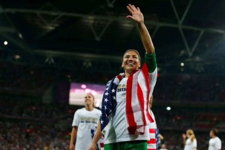 Hope Solo schiet met scherp naar Messi & co: "Denk niet dat er een vrouw genoeg verdient in het voetbal om aan ontduiking te denken"