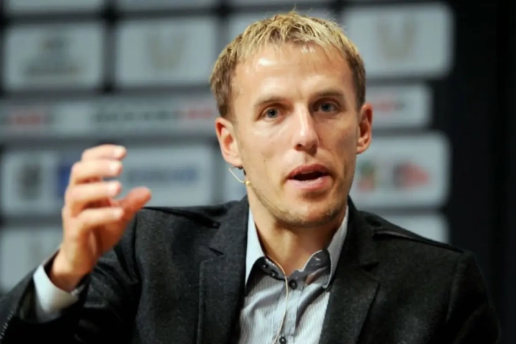 Engelse vrouwen krijgen een bekende trainer, die meteen onder vuur ligt voor 'vrouwonvriendelijke tweets'