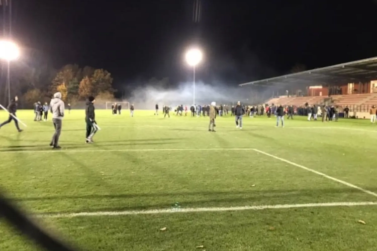 ? Poppetjes aan het dansen tijdens de vrouwelijke Clasico: Scheidsrechter staakt wedstrijd na relletjes tussen beide rivalen